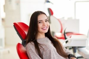 smiling teen who knows what wisdom tooth extraction feels like